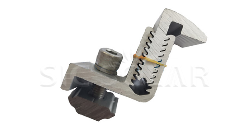 Adjustable end clamps for solar panel